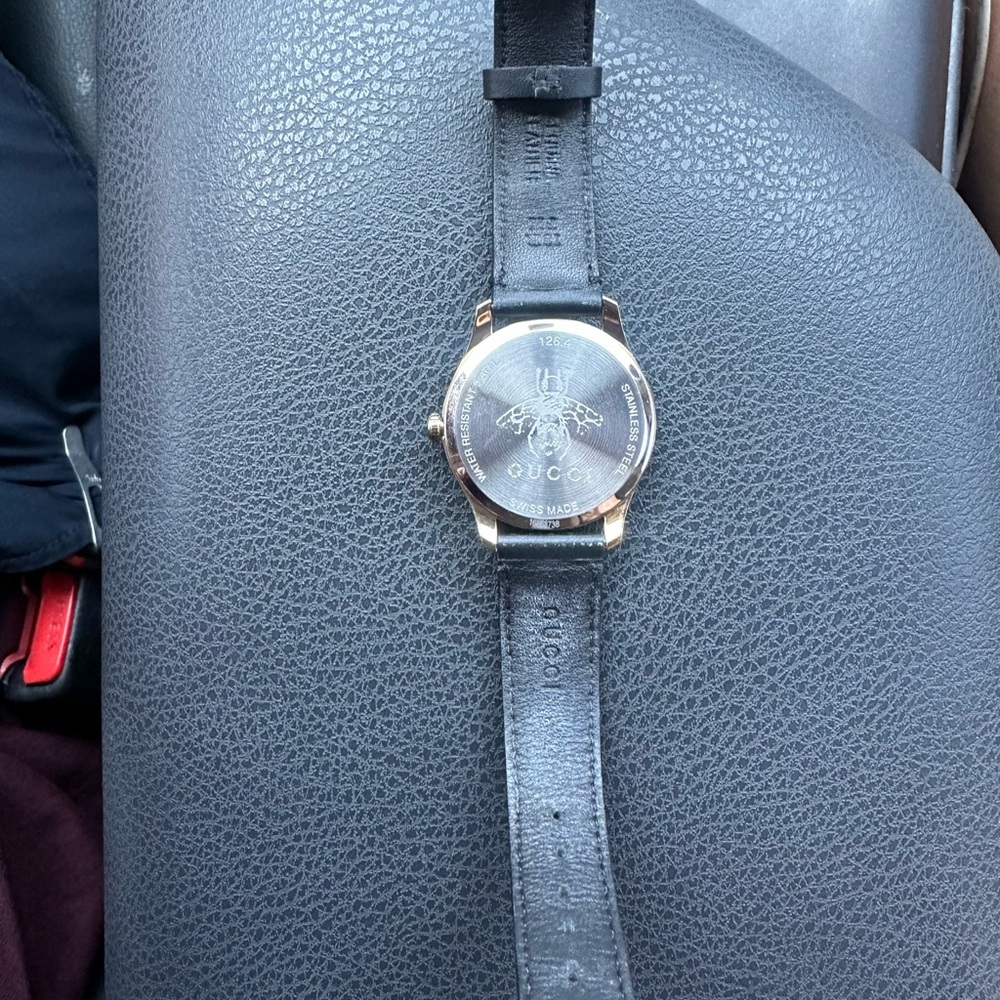 Gucci Black and Gold Watch with Elegant Design - Picture 3 of 6
